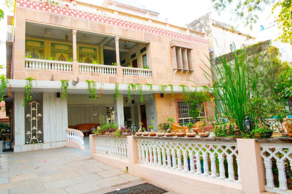 un edificio con balcone con piante in vaso di Tara Niwas a Jaipur