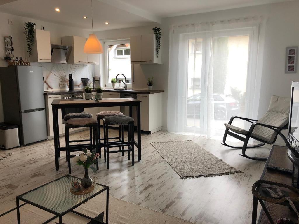 a kitchen with a table and chairs in a room at Schöne Ferienwohnung nahe Heidelberg in Bammental