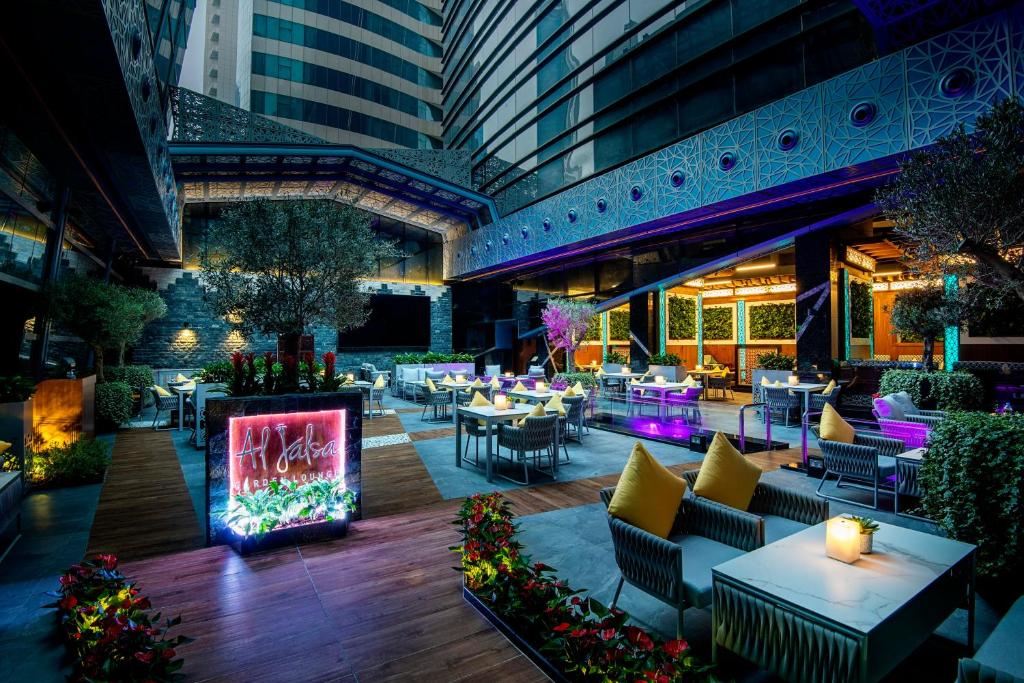 restauracja ze stołami i krzesłami w budynku w obiekcie InterContinental Doha The City by IHG w mieście Doha