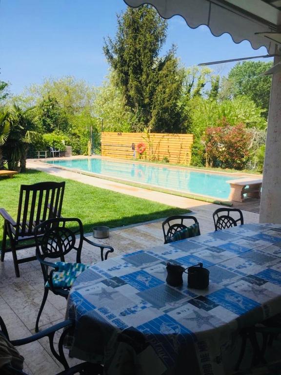 Bazén v ubytovaní Villa Paradiso del Garda Belvedere alebo v jeho blízkosti