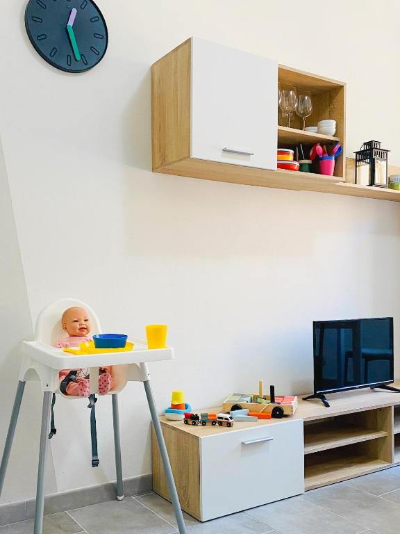 Telewizja i/lub zestaw kina domowego w obiekcie Babyaccommodation Family Panoramic II