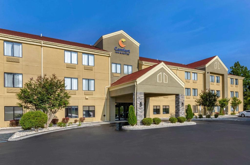 ein Hotel mit Parkplatz davor in der Unterkunft Comfort Inn & Suites Troutville - Roanoke North - Daleville in Troutville