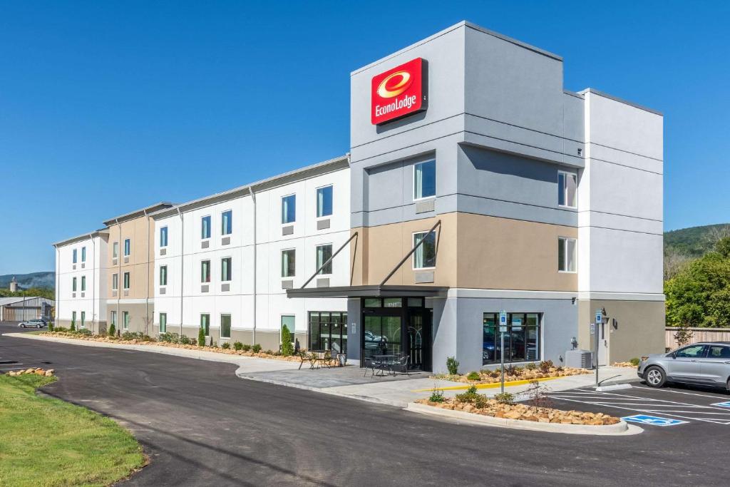 ein Bürogebäude mit einem Schild auf der Seite in der Unterkunft Econo Lodge in Dayton