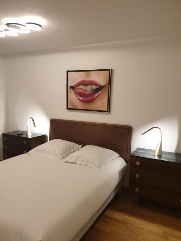 Schlafzimmer mit einem Bett mit einem Bild von den Lippen in der Unterkunft Happy family's nest in Munster