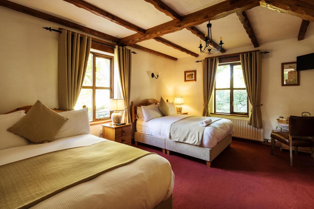 Postel nebo postele na pokoji v ubytování Tudor Lodge