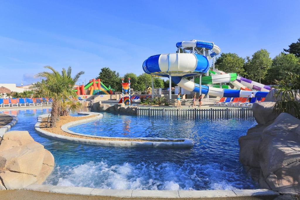 einen Wasserpark mit einer Wasserrutsche in der Mitte in der Unterkunft Camping Club Le Trianon - Maeva in Olonne-sur-Mer