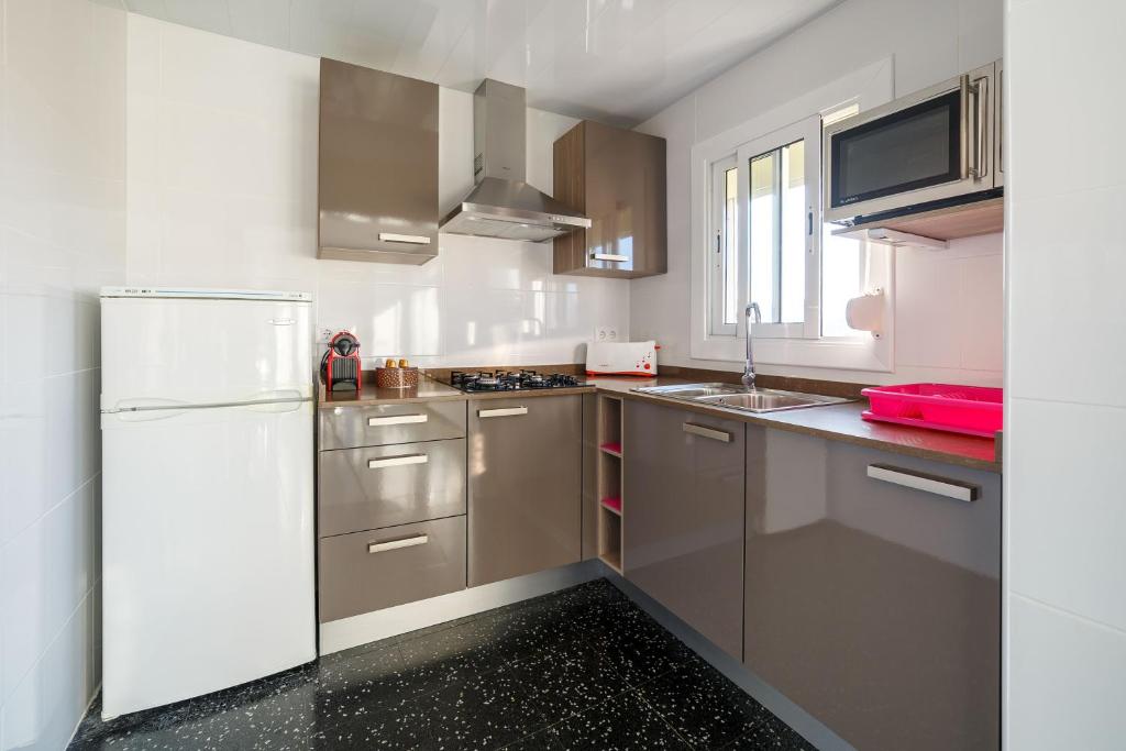 Kuchyň nebo kuchyňský kout v ubytování Apartamentos Costa Brava Las Vistas