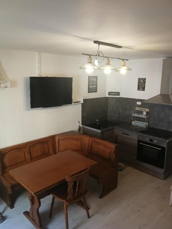 TV a/nebo společenská místnost v ubytování maison de pêcheur