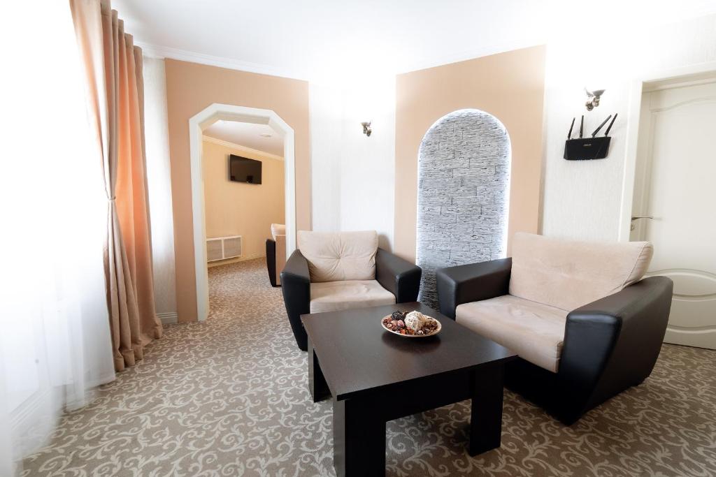 モスクワにあるInvite Hotel Maryinoのリビングルーム(椅子2脚、テーブル付)