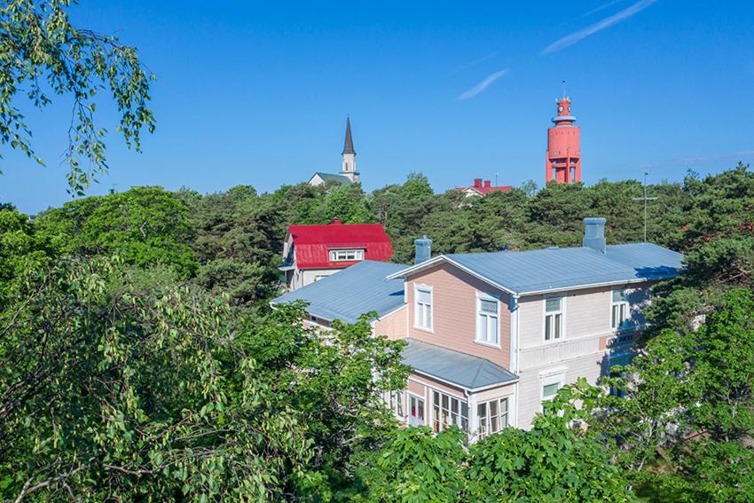 ein Haus auf einem Hügel mit Bäumen in der Unterkunft B&B Villa Aurora in Hanko