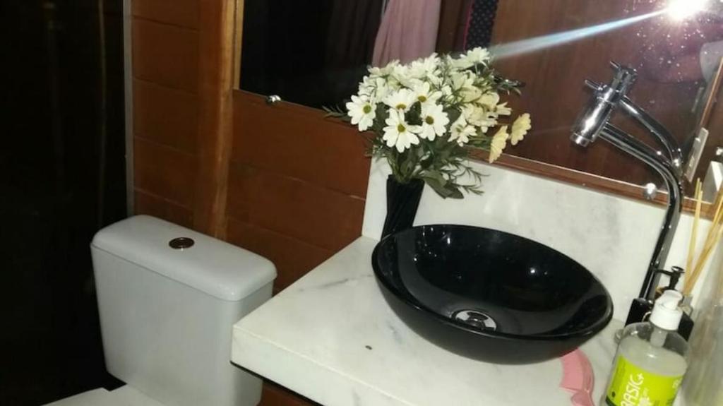  Casa de Madeira com Fogão a Lenha lagoa no fundo para 8 pessoas