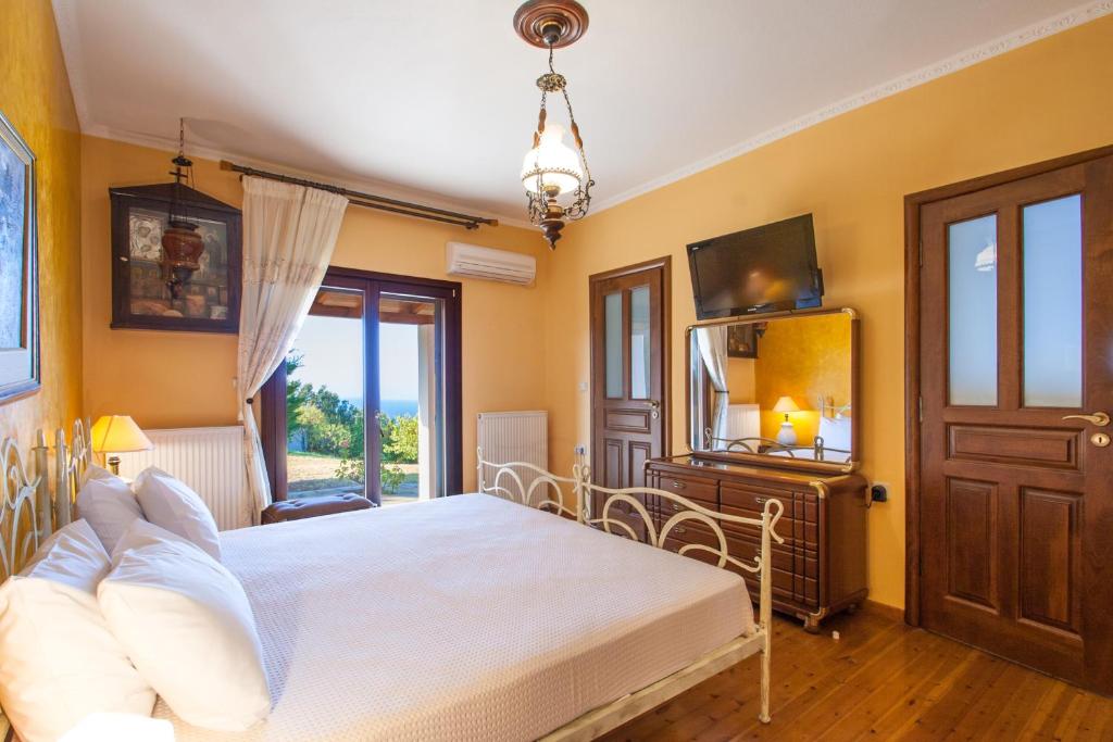 Postel nebo postele na pokoji v ubytování Aegean Sea Villa Skiathos