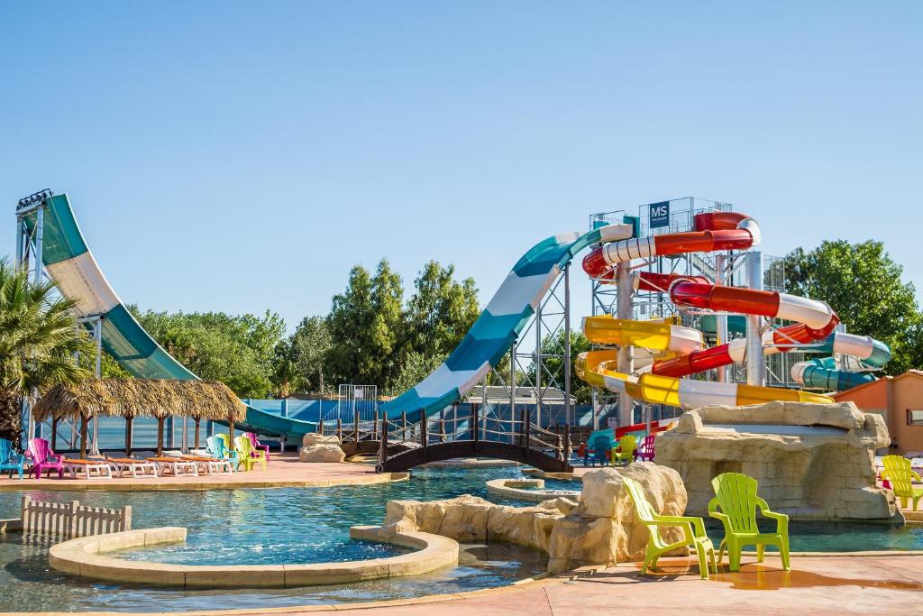 a water park with a water slide at Camping Club Les Tamaris - Maeva in Le Barcarès