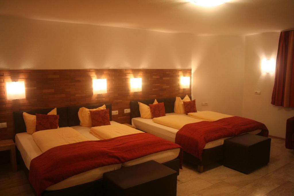 Postel nebo postele na pokoji v ubytování Hotel Engl