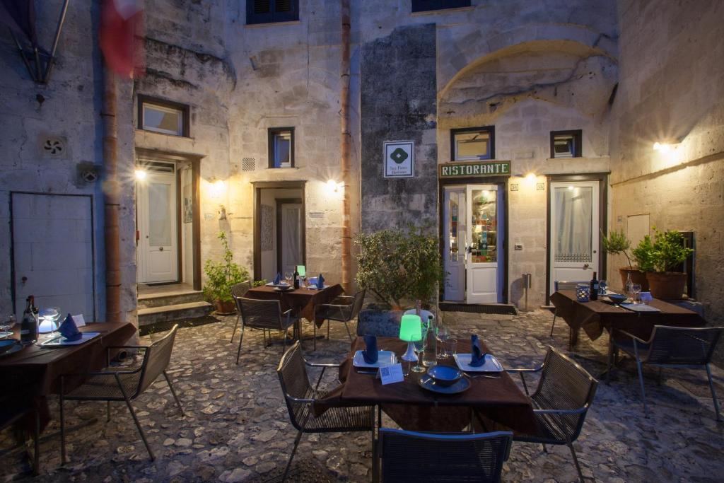 A restaurant or other place to eat at Residence San Pietro Barisano