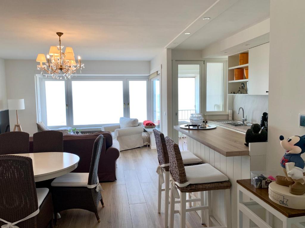 cocina y sala de estar con mesa y comedor en Residentie Rapallo Oostende with fantastic Sea View!, en Ostende