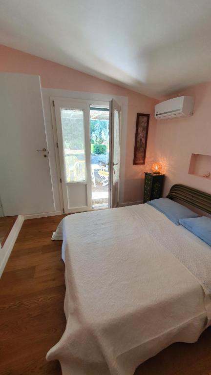 sypialnia z dużym łóżkiem i oknem w obiekcie casa ibiscus w mieście Marsala