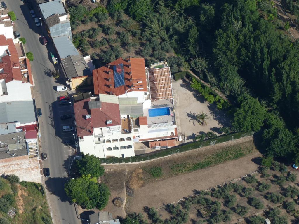 una vista aérea de un edificio sobre una carretera en Hotel Avenida, en Beas de Segura