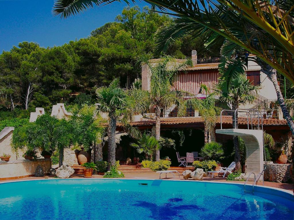 a large swimming pool in front of a building at Villa Timea Piscina e Tennis Vista Isole Egadi in Marsala