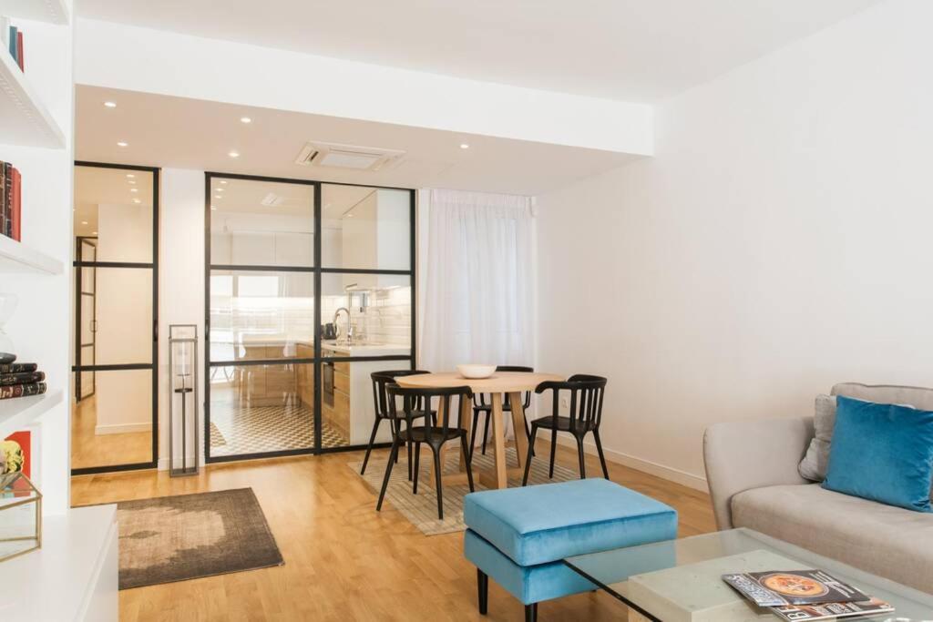 雅典的住宿－Luxury 2 bedroom 2 bathroom flat in Kolonaki !，客厅配有沙发和桌子
