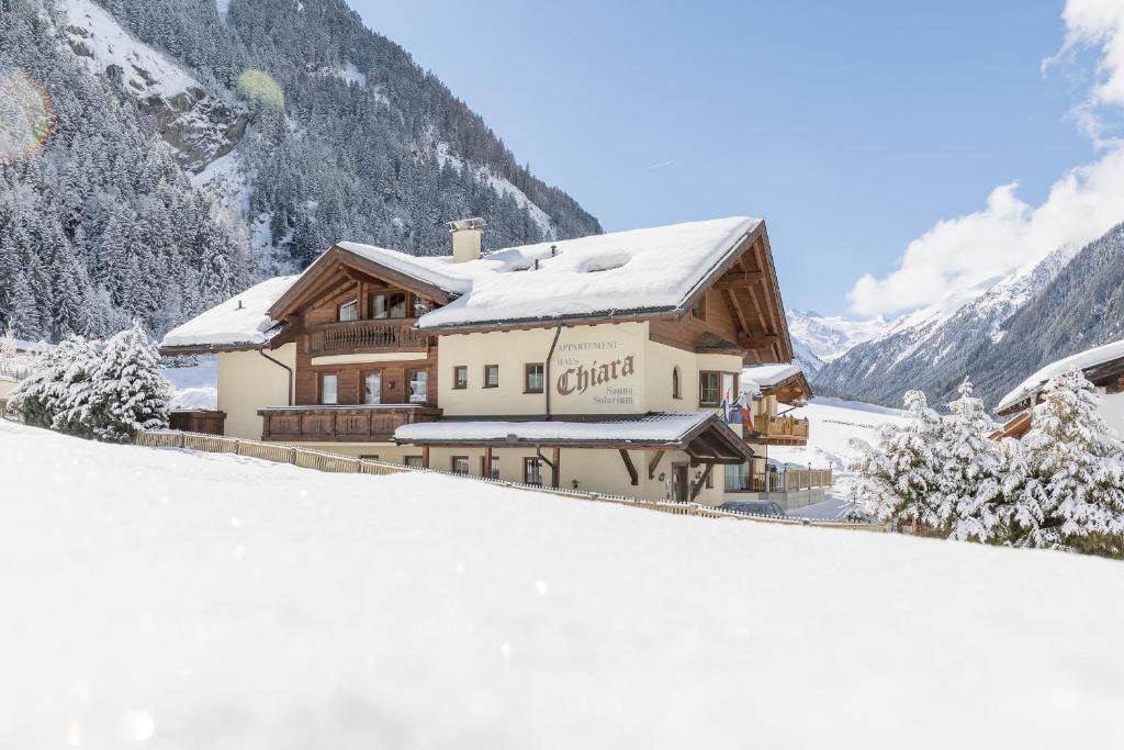 eine Ski-Lodge in den Bergen mit Schnee in der Unterkunft Apart&Chalet Chiara in Neustift im Stubaital