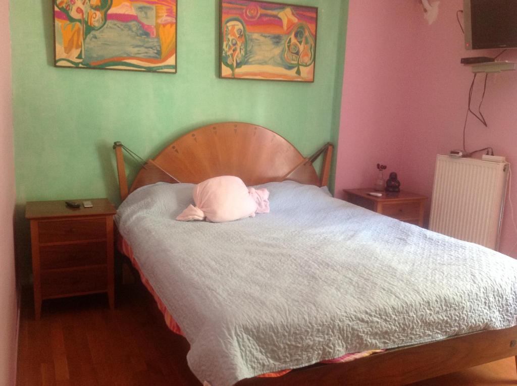 アテネにあるApartment with barbecue 1 km beachのベッドルーム1室(ピンクの枕が付いたベッド1台付)