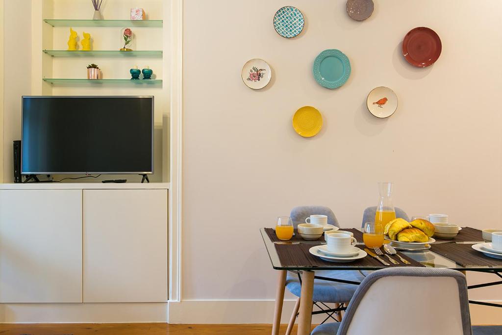 TV a/nebo společenská místnost v ubytování LovelyStay - Cozy 3BDR Apartment in Estrela