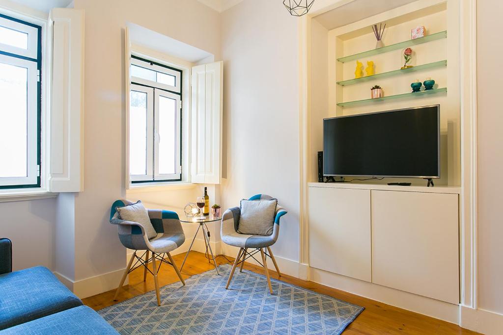 TV a/nebo společenská místnost v ubytování LovelyStay - Cozy 3BDR Apartment in Estrela