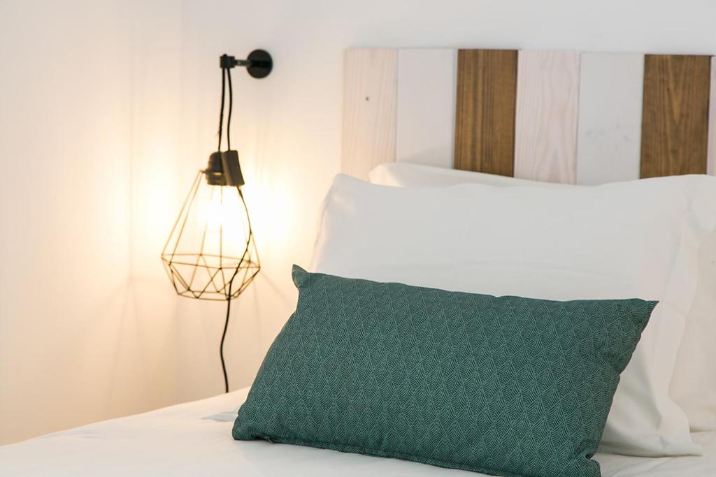 Postel nebo postele na pokoji v ubytování LovelyStay - Cozy 3BDR Apartment in Estrela