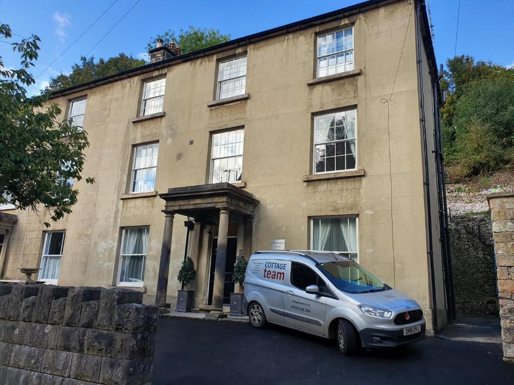 una furgoneta estacionada frente a un edificio en Derwent View Holiday Apartments, en Matlock