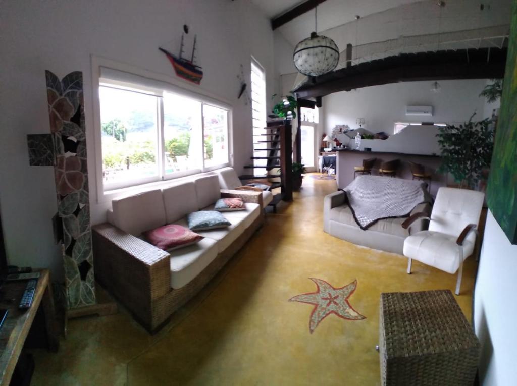  Casa com piscina ubatuba