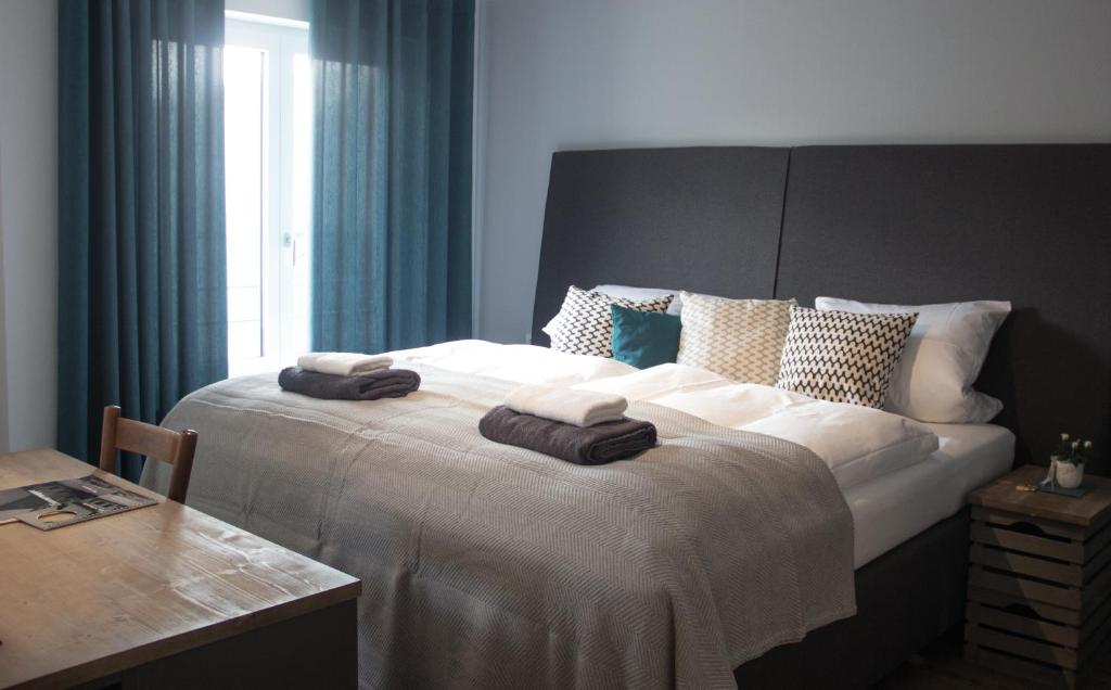 1 dormitorio con 1 cama grande y 2 toallas. en Alte Schmiede en Dunningen
