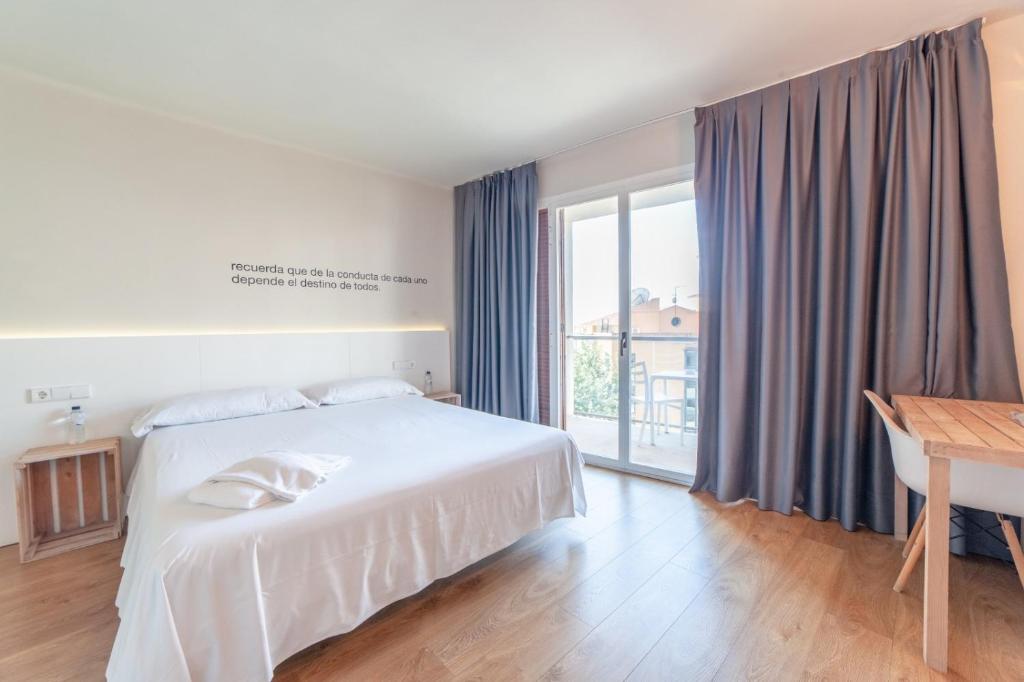 Postel nebo postele na pokoji v ubytování Dynamic Hotels Caldetes Barcelona