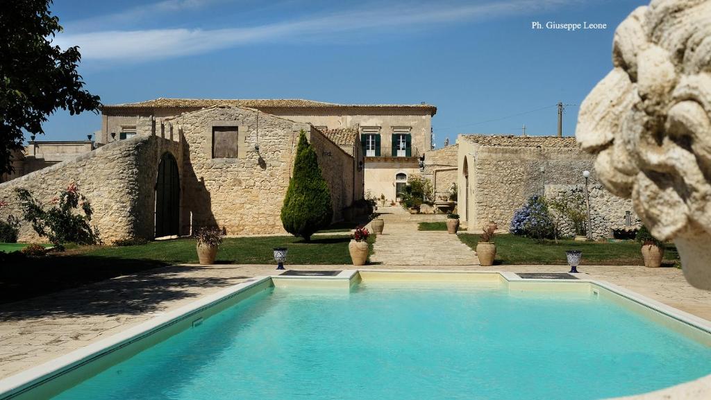 una piscina frente a un edificio en Villa Castiglione 1863 - The real Sicilian holiday, en Ragusa