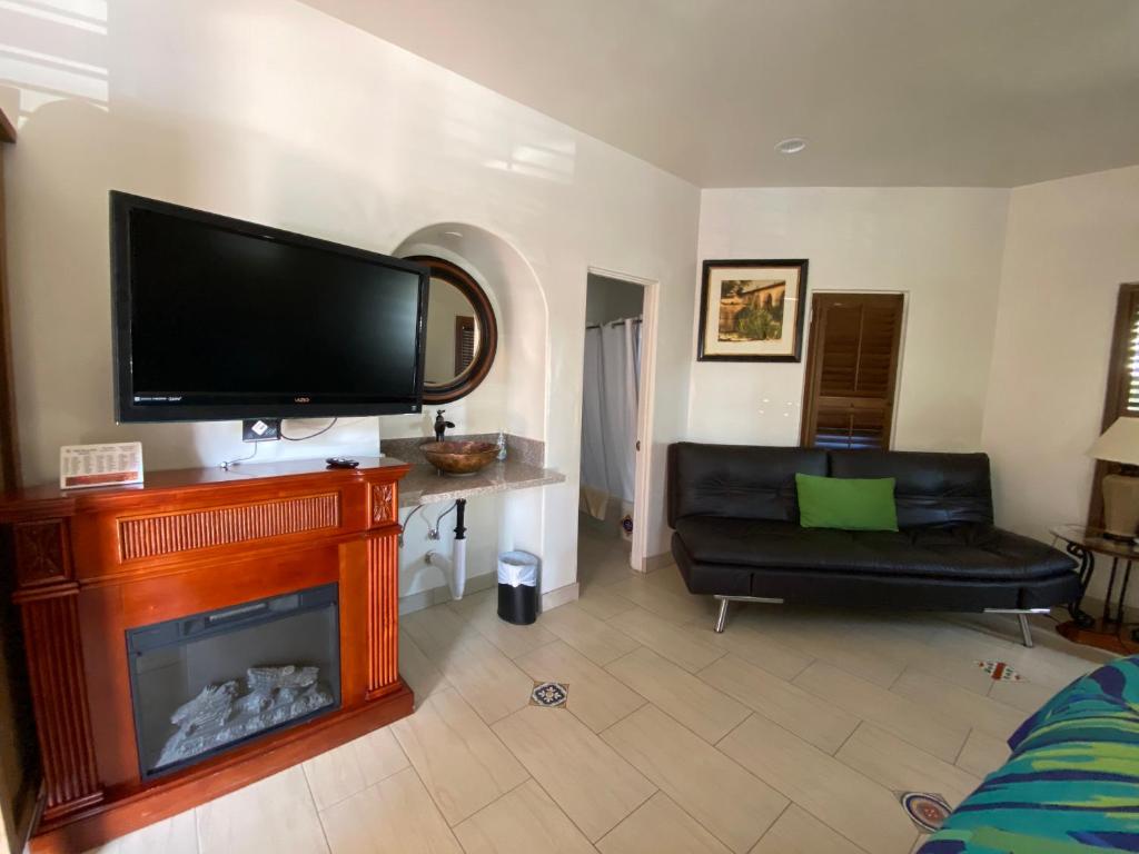 Villa Rosa Inn - King Room With Balcony