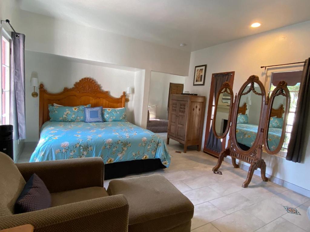 Villa Rosa Inn - Suite With Balcony