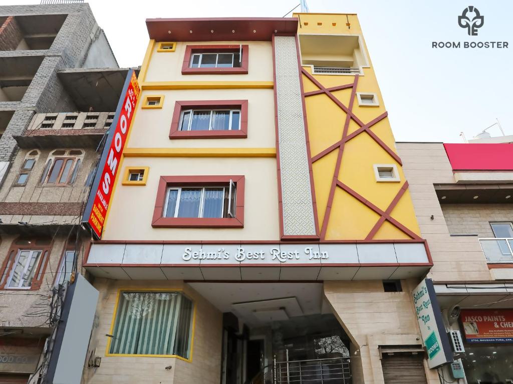 um edifício amarelo com um sinal em frente em Hotel Sehmi's Best Rest Inn em Amritsar