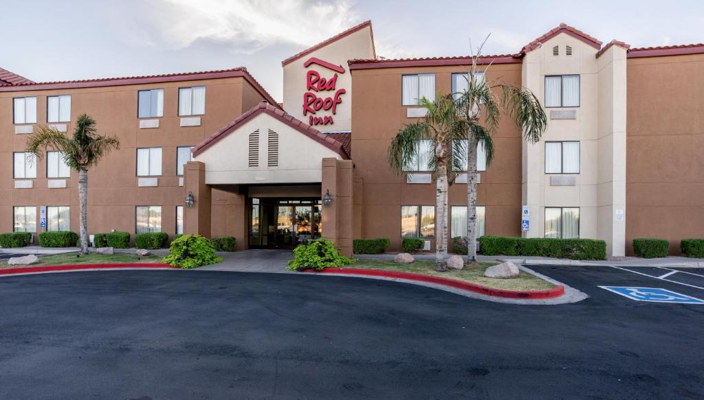 eine Einrichtung an der Vorderseite eines Hotels mit einem Parkplatz in der Unterkunft Red Roof Inn Phoenix North - I-17 at Bell Rd in Phoenix