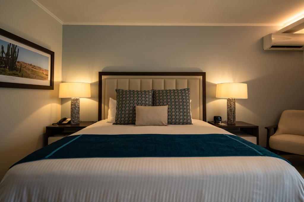 Een bed of bedden in een kamer bij Manchebo Beach Resort and Spa