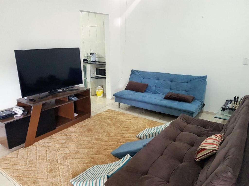  Quarto simples com cama de casal