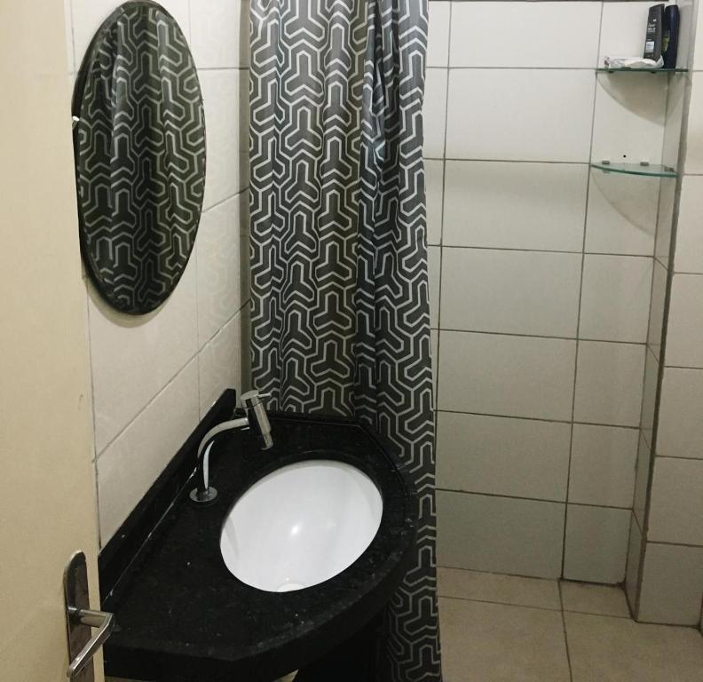  Quarto simples com cama de casal