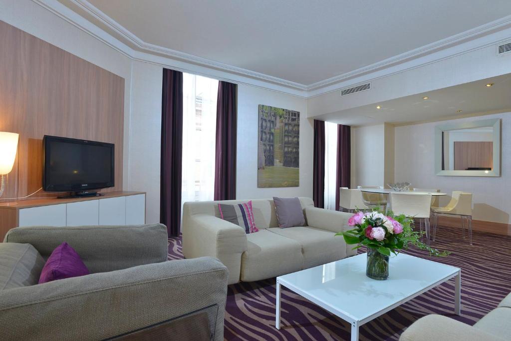 TV a/nebo společenská místnost v ubytování Plaza Hotel Capitole Toulouse