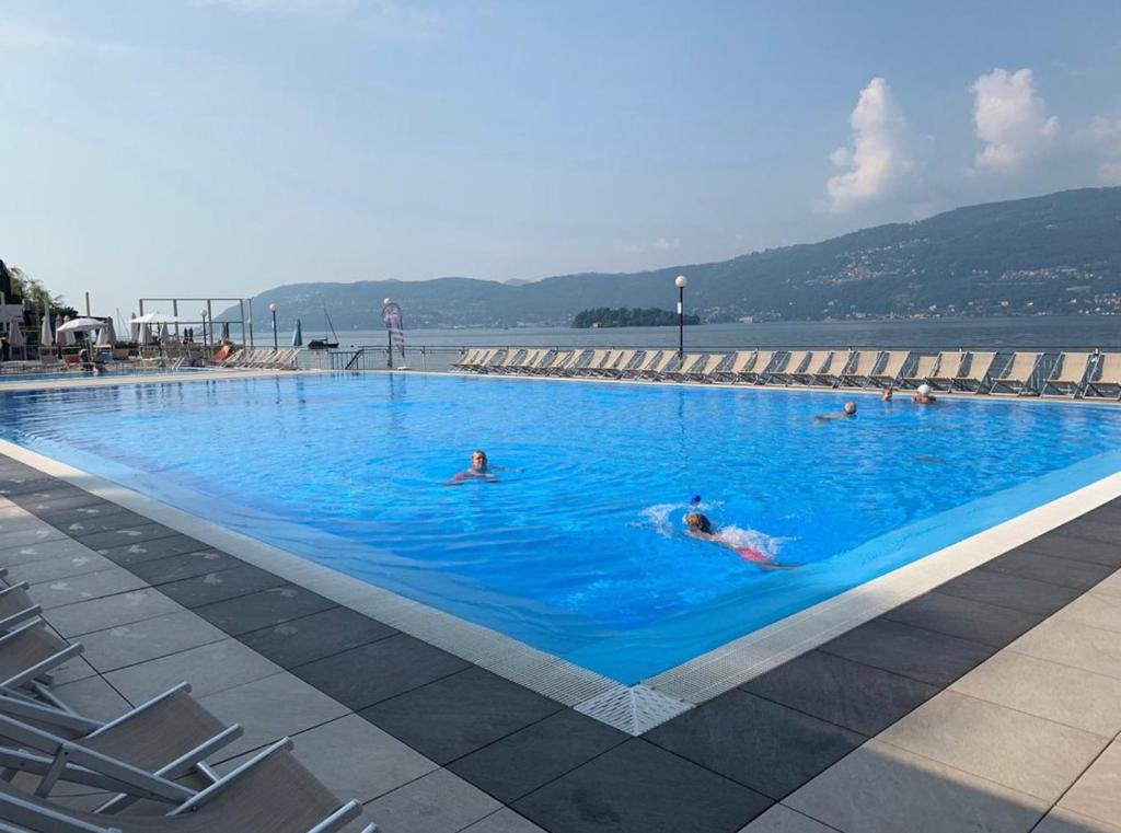 a group of people swimming in a large swimming pool at Il Lago Riflesso in Verbania