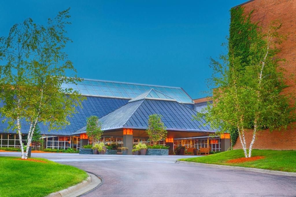 Crowne Plaza Minneapolis West, an IHG Hotel - Housity