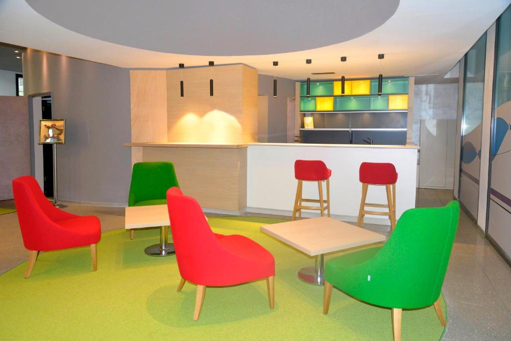 A seating area at Sure Hotel by Best Western Turin City Centre