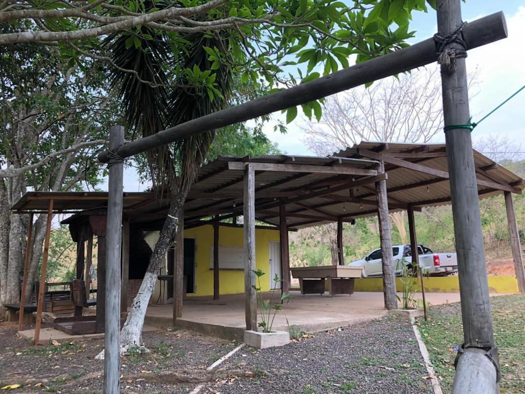  Chácara com Córrego