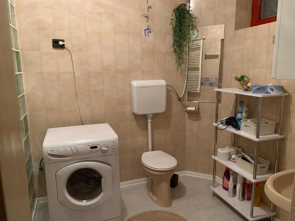 A bathroom at Bakonyi Mamutfenyő Vendégház