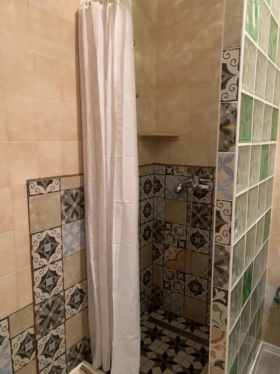 A bathroom at Bakonyi Mamutfenyő Vendégház