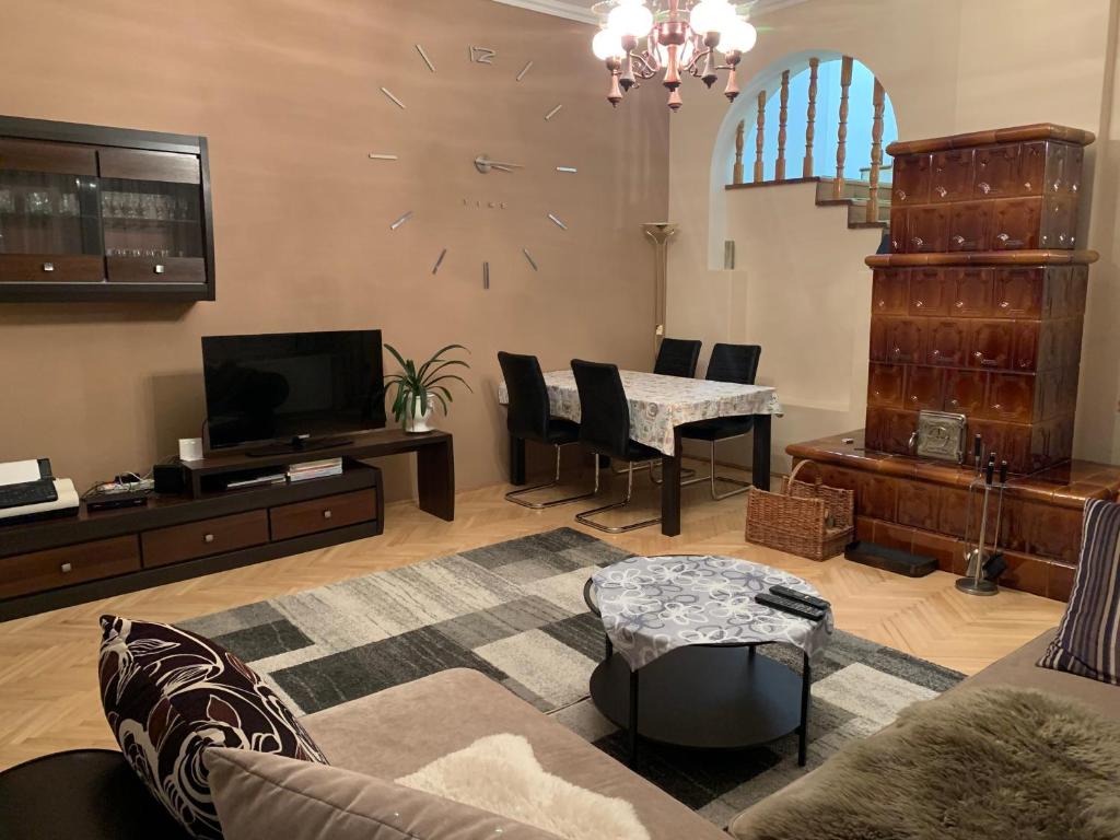 A television and/or entertainment centre at Bakonyi Mamutfenyő Vendégház