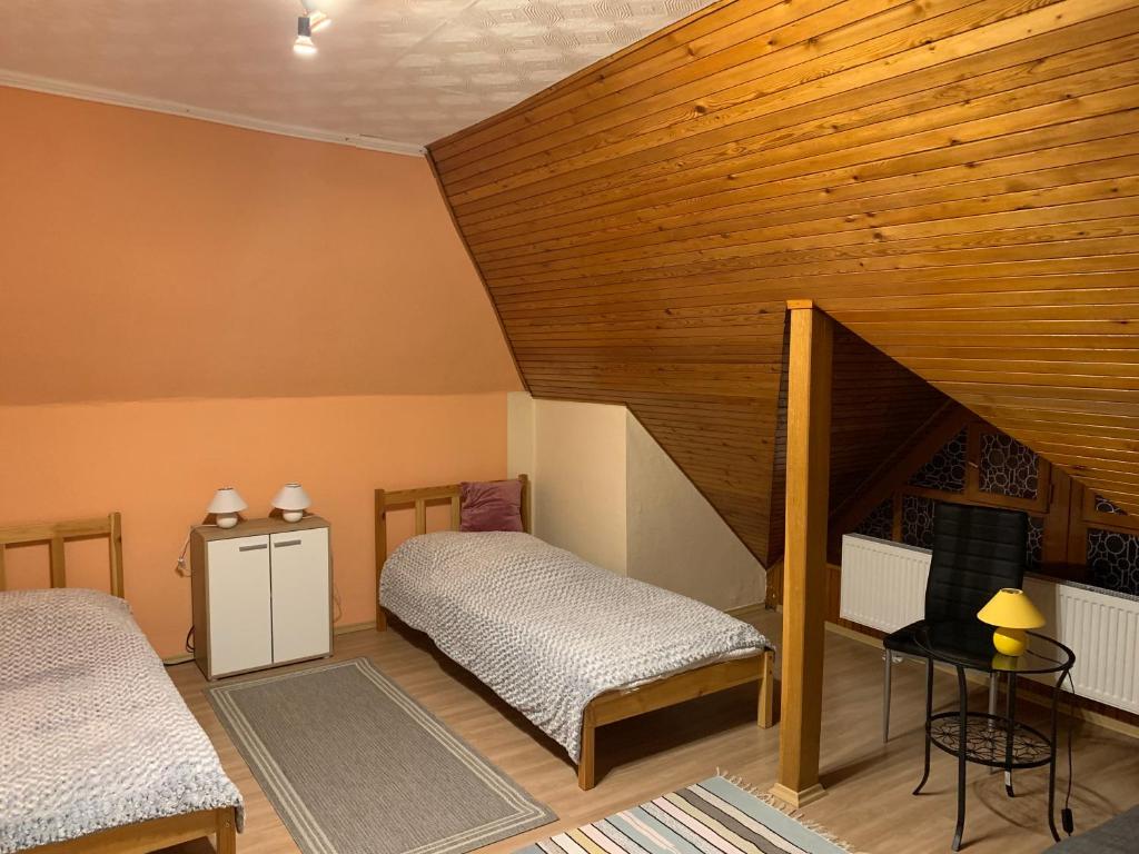 A bed or beds in a room at Bakonyi Mamutfenyő Vendégház